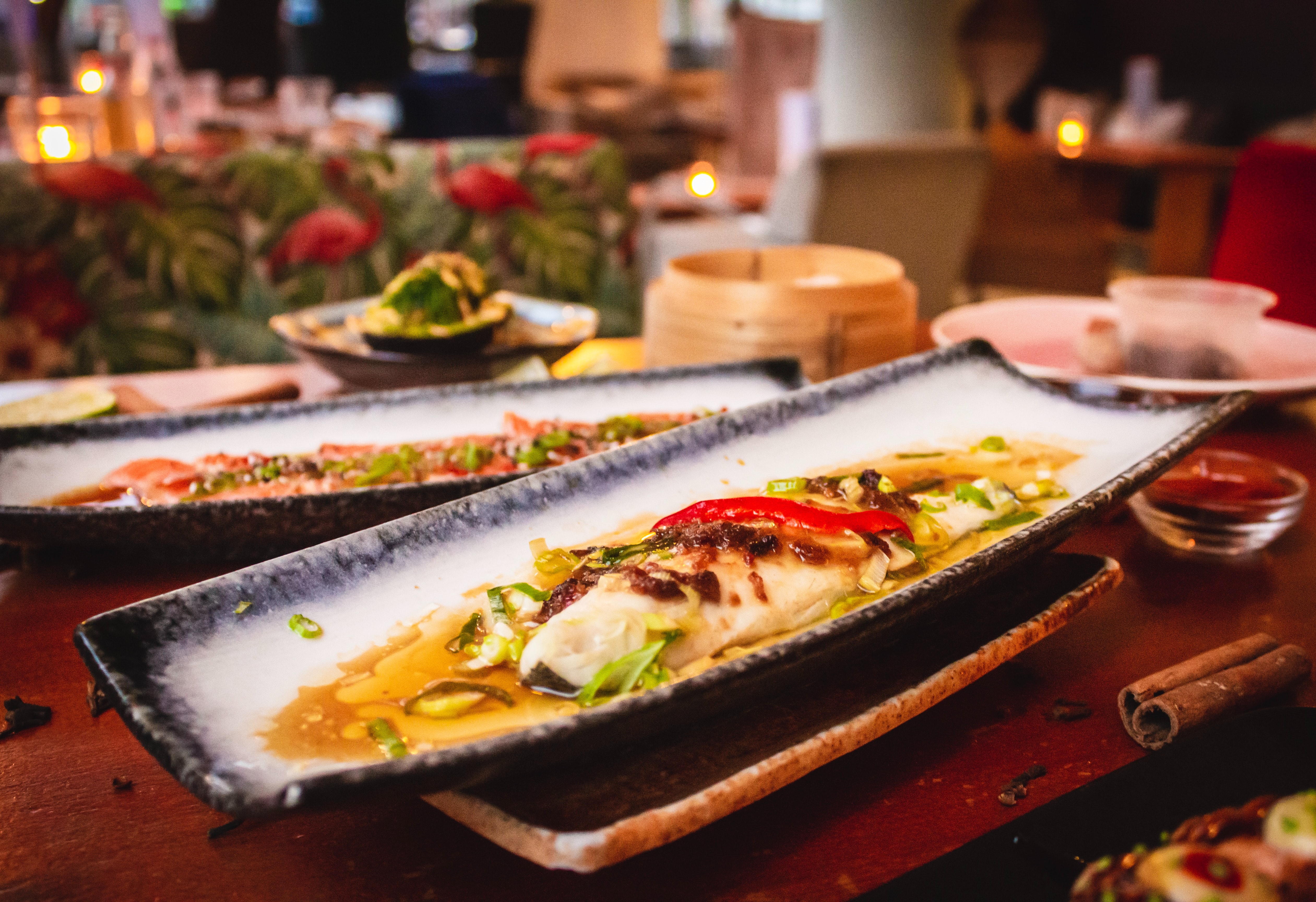 Un délicieux plat de poisson dans une assiette originale